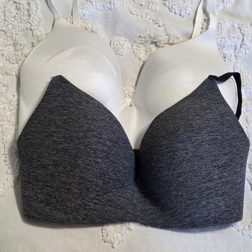 2 La Senza Wireless 32D/34DD Bra Black And White (Lot) NWT + Good used